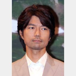 厚労官僚役の仲村トオル/(C)日刊ゲンダイ