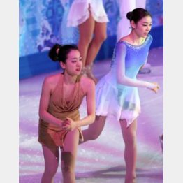 キム・ヨナ(右)は、真央の涙を見て「私もこみ上げてくるものがあった」と言った 真野慎也/JMPA