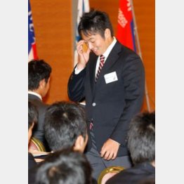 講師のダメ出しに恐縮の松井/(C)日刊ゲンダイ