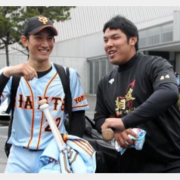 社会人同期の巨人・小林を見つけて談笑/(C)日刊ゲンダイ