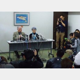 初対面について語る横田夫妻(17日)/(C)日刊ゲンダイ
