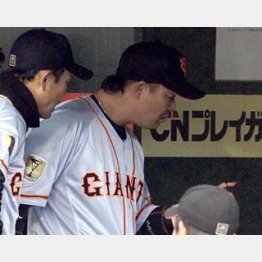 出血した指を見る村田/(C)日刊ゲンダイ