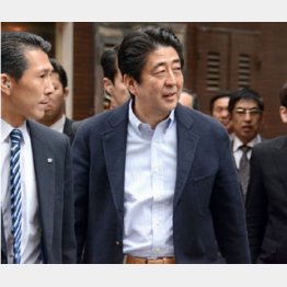 アルタ前では「辞めろ」のプラカードも/(C)日刊ゲンダイ