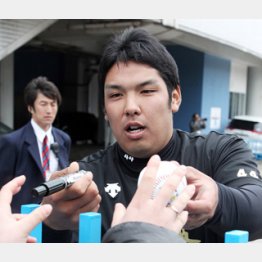 ファンに応えてボールにサインし渡す井上/(C)日刊ゲンダイ