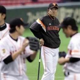 この日の練習でも選手に厳しい目線を送っていた/(C)日刊ゲンダイ