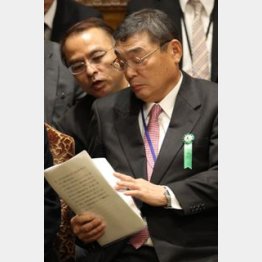 湧川秘書室長(左)はスピード出世/(C)日刊ゲンダイ