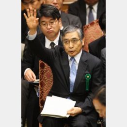 日銀の黒田総裁は庶民の敵だ/(C)日刊ゲンダイ