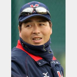 真中コーチもホッ/(C)日刊ゲンダイ