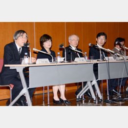 会見した理化学研究所の野依良治理事長ら(1日)/(C)日刊ゲンダイ