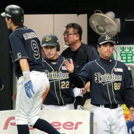 坂口は森脇監督の前をスーッ/(C)日刊ゲンダイ