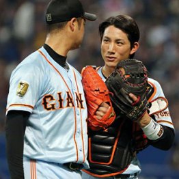 先発の大竹と話す小林/(C)日刊ゲンダイ