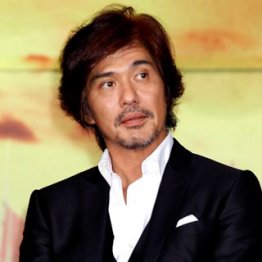 「非情」と報じられた佐藤浩市/(C)日刊ゲンダイ