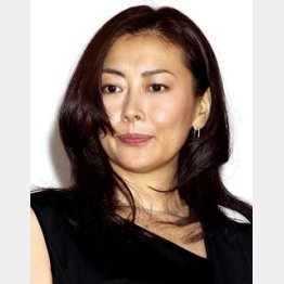 本格復帰は歌手業から?/(C)日刊ゲンダイ