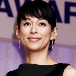 そろそろアラフィフ/(C)日刊ゲンダイ