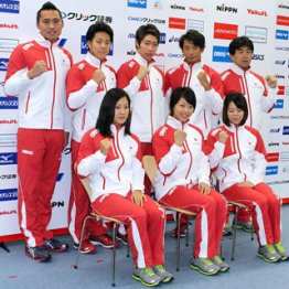 萩野(後列中央)は代表を牽引できるか/(C)日刊ゲンダイ