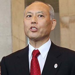 安倍自民の支援で都知事当選/(C)日刊ゲンダイ