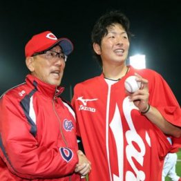 野村監督とガッチリ握手/(C)日刊ゲンダイ