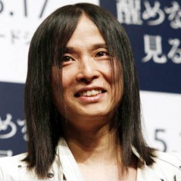 話題の長髪を少しカット/(C)日刊ゲンダイ