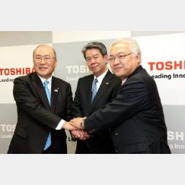 西田会長、田中社長、佐々木副会長/(C)日刊ゲンダイ