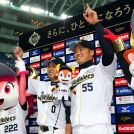 みんな不遇が糧(鉄平とT-岡田 =左から)/(C)日刊ゲンダイ