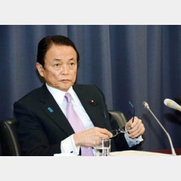 麻生発言のウラに…/(C)日刊ゲンダイ