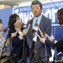 つちやに続いて会見する布川/(C)日刊ゲンダイ