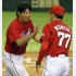 ５勝目挙げた大瀬良を出迎え／（Ｃ）日刊ゲンダイ