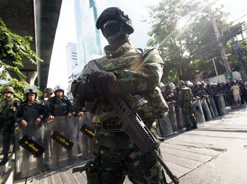バンコクで警戒にあたるタイ軍兵士（２４日）／（Ｃ）ＡＰ