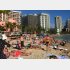 ビーチは楽園だけど…／（Ｃ）日刊ゲンダイ