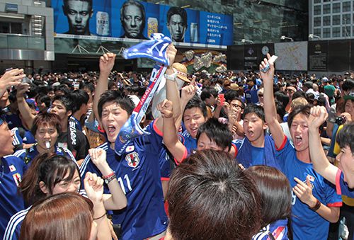 騒ぎが目的化 日本サッカーの沈下を招いた未熟サポーター サッカー 日刊ゲンダイdigital