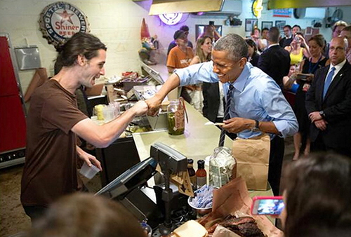 全米で話題 オバマ大統領とゲイ店員のフィストバンプ写真 日刊ゲンダイdigital