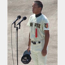 開会式で選手宣誓をした作新学院の中村幸一郎主将／（Ｃ）日刊ゲンダイ