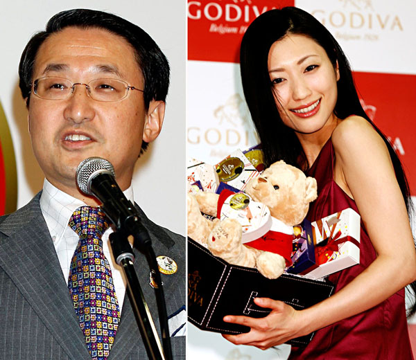 平井知事（左）とゴディバの０４年バレンタイン・イベント（壇蜜）／（Ｃ）日刊ゲンダイ