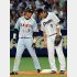 塁上で森野に話しかける長野（左）／（Ｃ）日刊ゲンダイ