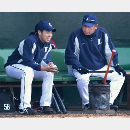 練習試合中に談笑する雄星と大久保コーチ/(C)日刊ゲンダイ