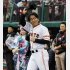 満員のスタンドの歓声に応える松井／（Ｃ）日刊ゲンダイ