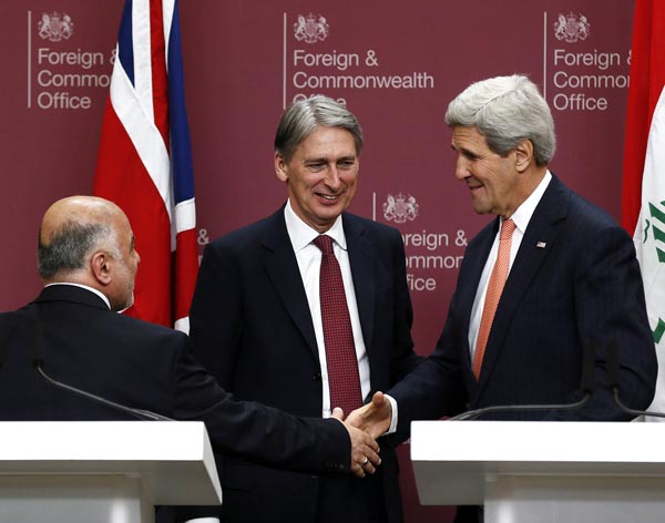 ハモンド英外相を挟み、イラクのアバディ首相と握手を交わすケリー米国務長官／（Ｃ）ＡＰ