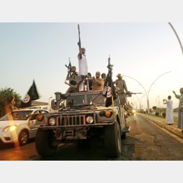 イラクの支配地域でパレードするイスラム国兵士ら／（Ｃ）ＡＰ