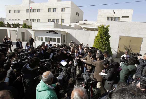 在ヨルダン日本大使館前に集まった報道陣／（Ｃ）ＡＰ