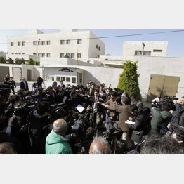在ヨルダン日本大使館前に集まった報道陣／（Ｃ）ＡＰ