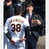 松井の激励に岡本は直立不動／（Ｃ）日刊ゲンダイ