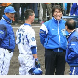 中畑監督（左）、乙坂（左２）らと談笑する松井秀喜／（Ｃ）日刊ゲンダイ