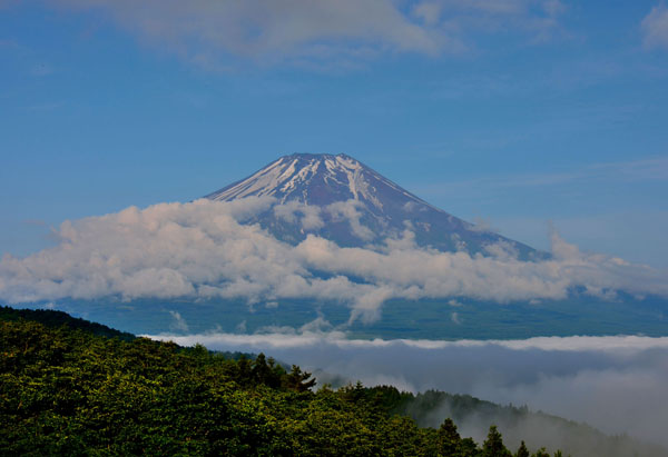 富士山を望みながらスローライフ／（Ｃ）日刊ゲンダイ