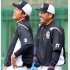 谷繁兼任監督と大島（左）／（Ｃ）日刊ゲンダイ