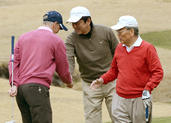フジテレビの日枝会長（右）とゴルフを楽しむ安倍首相 （Ｃ）日刊ゲンダイ