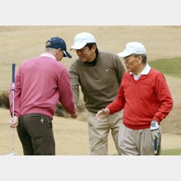 フジテレビの日枝会長（右）とゴルフを楽しむ安倍首相 （Ｃ）日刊ゲンダイ