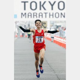東京マラソンで、男子日本勢最高の７位でゴールした今井正人 （Ｃ）日刊ゲンダイ