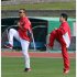 トレーナーと別メニューでアップをする黒田（Ｃ）日刊ゲンダイ