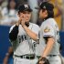 岡田監督とハイタッチする久保田（Ｃ）日刊ゲンダイ