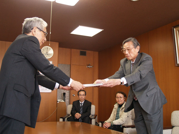 内馬場議長（左）に署名を渡す田子専務理事（Ｃ）日刊ゲンダイ